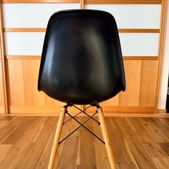 イームズチェアのリプロダクト椅子の画像