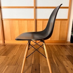 イームズチェアのリプロダクト椅子の画像