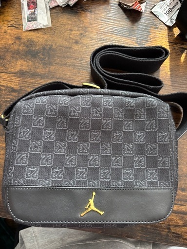 ジョーダン モノグラム クロスボディ 購入 バッグ