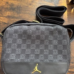 ジョーダン モノグラム クロスボディ バッグの画像