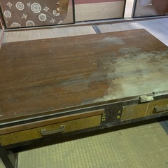 昔の木の机の画像