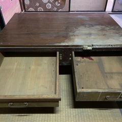 昔の木の机の画像