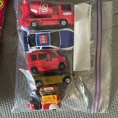 中古トミカとお菓子の画像