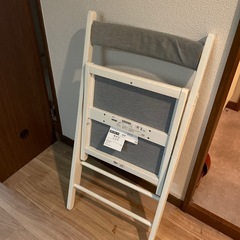 折りたたみ椅子の画像