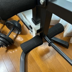 インクラインベンチとダンベルのセットの画像