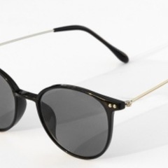 紫外線にたるとレンズカラーが変わる！調光・UVカットサングラス BLACKの画像