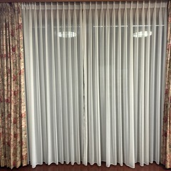 長さ(丈)238センチ　花柄カーテンと白レースカーテンのセットの画像