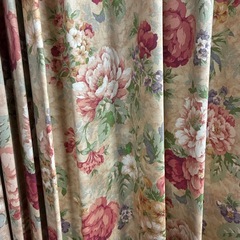 長さ(丈)238センチ　花柄カーテンと白レースカーテンのセットの画像