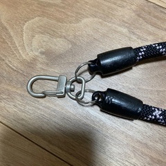 Yosemite（ヨセミテ）スマホストラップ／ブラック系ロープ・現状品の画像