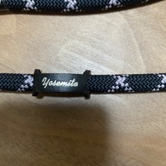 Yosemite（ヨセミテ）スマホストラップ／ブラック系ロープ・現状品の画像