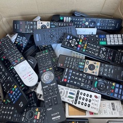 ★100本 リモコン 大量にあります！欲しい方に譲ります テレビ　Blu-ray　DVD 照明　等の画像