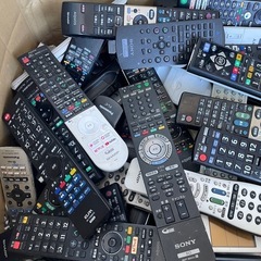 ★100本 リモコン 大量にあります！欲しい方に譲ります テレビ　Blu-ray　DVD 照明　等の画像