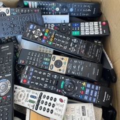 ★100本 リモコン 大量にあります！欲しい方に譲ります テレビ　Blu-ray　DVD 照明　等の画像