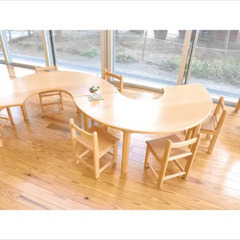 半ドーナツ型テーブル1台+いす3台の画像