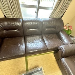 5人掛けソファ　革ソファ　レザー　ガラステーブル付きの画像