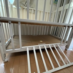 木製ベビーベッド（ホワイト）収納スペースありの画像