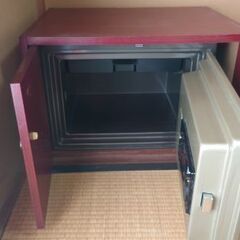 金庫（木製キャビネット付き）の画像