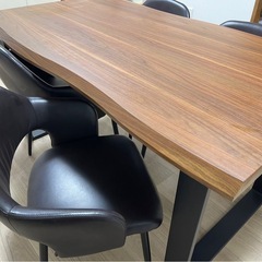 テーブルと椅子4脚セットの画像
