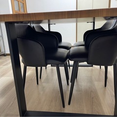 テーブルと椅子4脚セットの画像