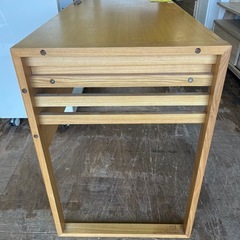 ジャングルジャングル貝塚店　デスク　引き出し付き　木目　ライティングデスク　コンセント付き　中古　リユース　貝塚市　二色浜の画像