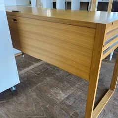 ジャングルジャングル貝塚店　デスク　引き出し付き　木目　ライティングデスク　コンセント付き　中古　リユース　貝塚市　二色浜の画像