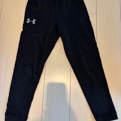 子供用アンダーアーマーのジャージの画像