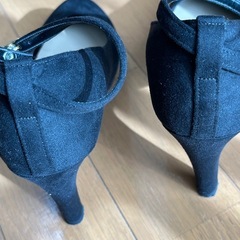 レディース　黒ストラップ付パンプスの画像