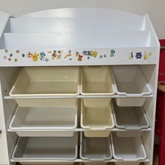 おもちゃ、本棚の画像