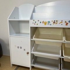 おもちゃ、本棚の画像