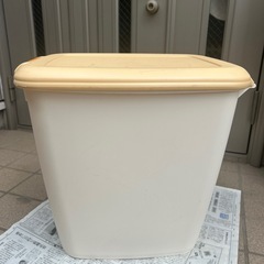 アイリスオーヤマ　10kgフード入れの画像