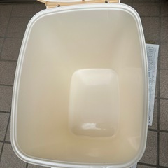 アイリスオーヤマ　10kgフード入れの画像