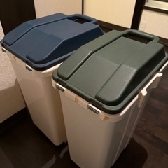 ゴミ箱2つの画像