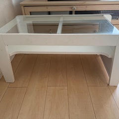 ガラステーブルの画像