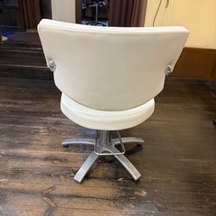 2脚タカラベルモント 美容室スタイリングチェアの画像