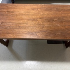 机(ブラウン)の画像