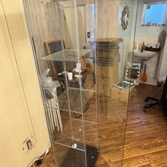 ガラスのショーケースの画像