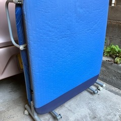 折りたたみベッドの画像