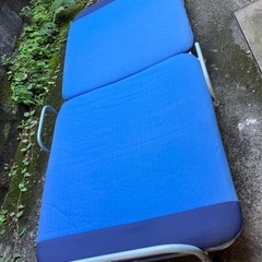 折りたたみベッドの画像