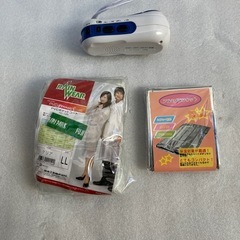 非常用持ち出し袋　中身あり　ラジオ　軍手　ウォータータンクの画像