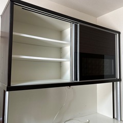 キッチンボード　食器棚の画像