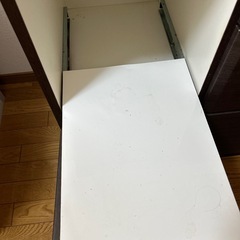 キッチンボード　食器棚の画像