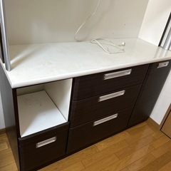 キッチンボード　食器棚の画像