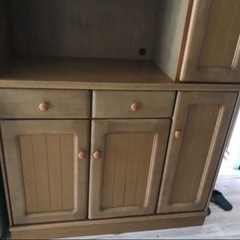 食器棚　上と下は分けれるの画像