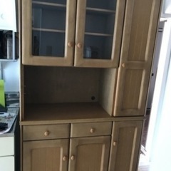 食器棚　上と下は分けれるの画像