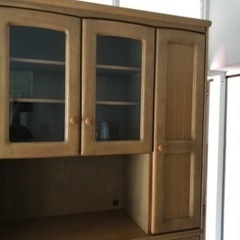 食器棚　上と下は分けれるの画像