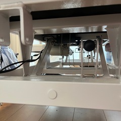 昇降式電動施術ベッドの画像