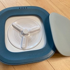 コンパクト折り畳み洗濯機の画像