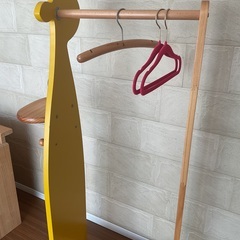 キリンのデザインの木製の子供用ハンガーラックの画像