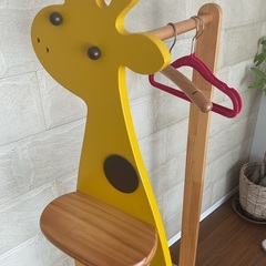 キリンのデザインの木製の子供用ハンガーラックの画像