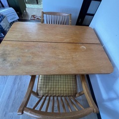 テーブル1個＋　椅子2個
の画像